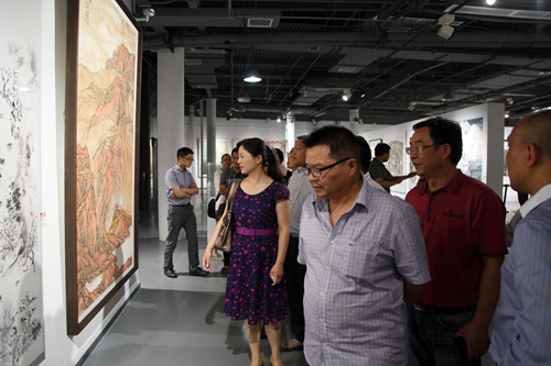 聚焦巴蜀神韵 省文联文艺创作研讨会代表参观2014四川美术作品展